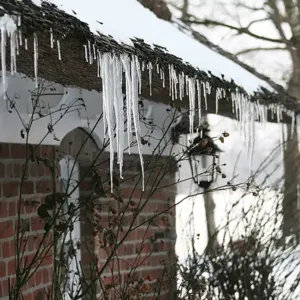 Eiszapfen am Dach